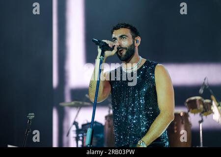 Torino, Italia. 5 luglio 2023. Il cantante italiano Marco Mengoni si esibisce sul palco dello stadio olimpico con il suo tour italiano "Mengoni negli stadi 2023" a Torino (foto di Bruno Brizzi/Pacific Press) Credit: Pacific Press Media Production Corp./Alamy Live News Foto Stock