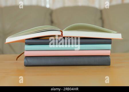 I libri si sovrappongono sulla sedia di legno per gli affari e per il concetto di ritorno alla scuola. Foto Stock