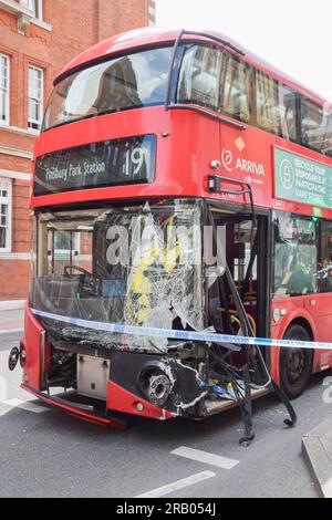 Londra, Regno Unito. 6 luglio 2023. Un autobus fu gravemente danneggiato dopo una collisione a Bloomsbury, nel centro di Londra. Secondo un paramedico sulla scena del crimine, molto probabilmente si è scontrato con un guardrail e non ci sono state ferite. Credito: Vuk Valcic/Alamy Live News Foto Stock