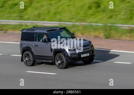 2023 Grey Land Rover Defender Hard TOP D Mhev; viaggia a velocità sostenuta sull'autostrada M6 a Greater Manchester, Regno Unito Foto Stock