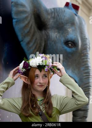 Annaberg Buchholz, Germania. 6 luglio 2023. Lucy Stadelmeyer si presenta con i suoi costumi fantasiosi al festival del cinema fiabesco "fabulix" di Annaberg-Buchholz. Fino a domenica (09.07.) il festival offre musica, spettacoli teatrali, workshop e proiezioni di film. Con il motto "delle forze del bene e del male”, saranno proiettati 31 film: Classici e nuovi adattamenti, cortometraggi e film muti, nonché film d'animazione. Credito: Hendrik Schmidt/dpa/Alamy Live News Foto Stock