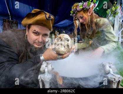 Annaberg Buchholz, Germania. 6 luglio 2023. Nei loro costumi fantasiosi, André Schellin e Lucy Stadelmeyer si presentano nel "Dark Alley" al festival di fiabe "fabulix" di Annaberg-Buchholz. Fino a domenica (09.07.) il festival offre musica, spettacoli teatrali, workshop e proiezioni di film. Inoltre, 31 film saranno proiettati con il motto "delle forze del bene e del male" - classici e nuovi adattamenti, cortometraggi e film muti, nonché film d'animazione. Credito: Hendrik Schmidt/dpa/Alamy Live News Foto Stock