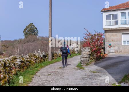 Navarra, Spagna, 04 dicembre, 2022: Passeggiata pellegrina lungo il Camino De Santiago, la Via San Itinerario di pellegrinaggio di James, Navarra, Spagna. Foto Stock