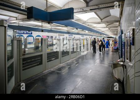 Parigi, Francia - 25 giugno 2023 : Vista della stazione della metropolitana Hotel de Ville a Parigi Francia Foto Stock