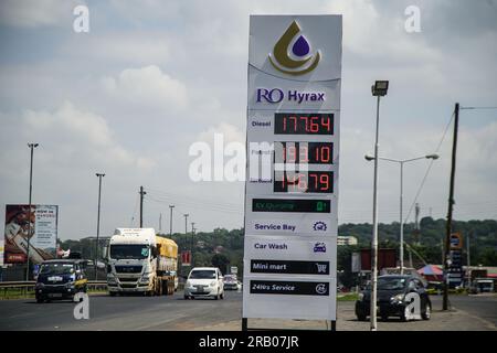 Nakuru, Kenya. 5 luglio 2023. Veicoli a motore, passa davanti a un espositore presso la stazione di servizio che mostra un recente aumento dei prezzi del carburante in Kenya. Il costo del carburante è aumentato dall'8% al 16% dopo il raddoppio dell'imposta sul valore aggiunto sul carburante, in seguito all'approvazione della controversa legge finanziaria del 2023. (Immagine di credito: © James Wakibia/SOPA Images via ZUMA Press Wire) SOLO USO EDITORIALE! Non per USO commerciale! Foto Stock