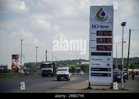 Nakuru, Kenya. 5 luglio 2023. Veicoli a motore, passa davanti a un espositore in una stazione di produzione che mostra un recente aumento dei prezzi del carburante in Kenya. Il costo del carburante è aumentato dall'8% al 16% dopo il raddoppio dell'imposta sul valore aggiunto sul carburante, in seguito all'approvazione della controversa legge finanziaria del 2023. (Foto di James Wakibia/SOPA Images/Sipa USA) credito: SIPA USA/Alamy Live News Foto Stock