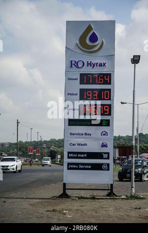 Nakuru, Kenya. 5 luglio 2023. Veicoli a motore, passa davanti a un espositore in una stazione di produzione che mostra un recente aumento dei prezzi del carburante in Kenya. Il costo del carburante è aumentato dall'8% al 16% dopo il raddoppio dell'imposta sul valore aggiunto sul carburante, in seguito all'approvazione della controversa legge finanziaria del 2023. (Foto di James Wakibia/SOPA Images/Sipa USA) credito: SIPA USA/Alamy Live News Foto Stock