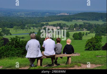 Una famiglia seduto godendo della magnifica vista da Heavens Gate, la collina che domina Longleat, la casa di campagna di Lord Bath nel Wiltshire. Foto Stock