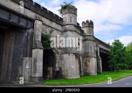 Il ponte ferroviario vittoriano progettato da Isambard Kingdom Brunel appena fuori dalla stazione di Bath Spa, Somerset, Inghilterra Regno Unito Foto Stock