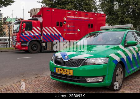 Rotterdam, Paesi Bassi - 2019-9-6: Un'unità di comando e supporto antincendio olandese e un veicolo per la regione di sicurezza fuori dalle strade Foto Stock