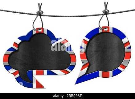 Due bolle vocali vuote con bandiera UK (Union Jack Flag) e spazio di copia. Appeso a un cavo in acciaio e isolato su uno sfondo bianco. Foto Stock