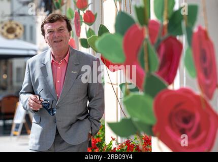 Annaberg Buchholz, Germania. 6 luglio 2023. L'attore ceco Pavel Travnicek è ospite del festival di fiabe "fabulix" ad Annaberg-Buchholz. Travnicek divenne noto a un grande pubblico in Germania come il principe affascinante al fianco di Libuse Safrankova in "tre nocciole per Cenerentola". Fino a domenica (09.07.) il festival offre musica, spettacoli teatrali, workshop e proiezioni di film. Inoltre, 31 film saranno proiettati con il motto "delle forze del bene e del male" - classici e nuovi adattamenti, cortometraggi e film muti, nonché film d'animazione. Credito: Hendrik Schmidt/dpa/Alamy Live News Foto Stock