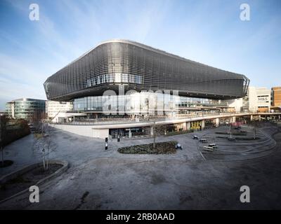 Elevazione angolare dell'edificio con piazza pubblica. Watermark WestQuay Showcase Cinema, Southampton, Regno Unito. Architetto: ACME, 2017. Foto Stock