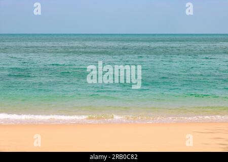 L'onda del mare scorre sulla spiaggia sabbiosa. Copia spazio. Foto Stock