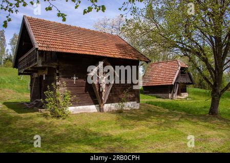 Un crocifisso storico sulle mura di un granaio storico sul sito dei tessitori e il museo della fattoria vicino a Breitenberg nella Baviera orientale Foto Stock