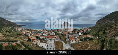 Vista aerea della città medievale di Monemvasia sulle pendici rocciose della Laconia, costa orientale del Peloponneso, Grecia Foto Stock
