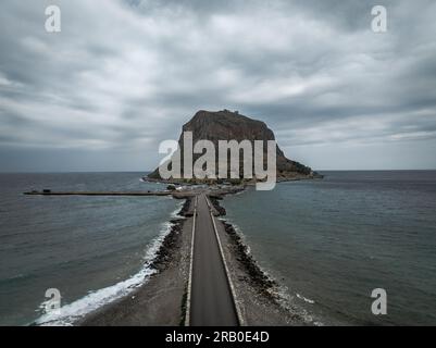 Vista aerea della città medievale di Monemvasia sulle pendici rocciose della Laconia, costa orientale del Peloponneso, Grecia Foto Stock