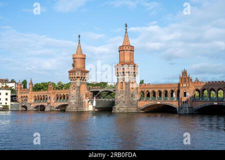 La splendida Oberbaumbruecke di Berlino in una giornata di sole Foto Stock