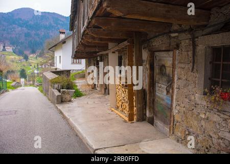 Un vecchio edificio residenziale e agricolo oggi in disuso nel villaggio di Ovaro in provincia di Udine, Friuli-Venezia Giulia, Italia nord-orientale Foto Stock