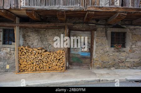 Un vecchio edificio residenziale e agricolo oggi in disuso nel villaggio di Ovaro in provincia di Udine, Friuli-Venezia Giulia, Italia nord-orientale Foto Stock