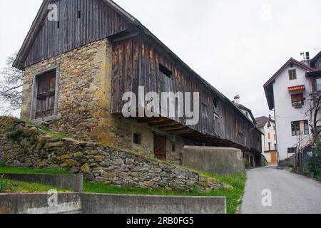 Un vecchio edificio residenziale e agricolo oggi in disuso nel villaggio di Ovaro in provincia di Udine, Friuli-Venezia Giulia, Italia nord-orientale Foto Stock