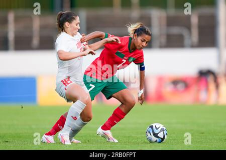 Winterthur, Svizzera. 5 luglio 2023. Svizzera, Winterthur, 5 luglio 2023: Sandrine Mauron (16 Svizzera) e Ghizlane Chebbak (7 Marocco) combattono per la palla (duello) durante la partita di calcio amichevole internazionale tra Svizzera e Marocco allo Stadion Schützenwiese di Winterthur, Svizzera. (Daniela Porcelli/SPP) credito: SPP Sport Press Photo. /Alamy Live News Foto Stock