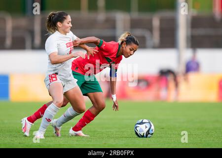 Winterthur, Svizzera. 5 luglio 2023. Svizzera, Winterthur, 5 luglio 2023: Sandrine Mauron (16 Svizzera) e Ghizlane Chebbak (7 Marocco) combattono per la palla (duello) durante la partita di calcio amichevole internazionale tra Svizzera e Marocco allo Stadion Schützenwiese di Winterthur, Svizzera. (Daniela Porcelli/SPP) credito: SPP Sport Press Photo. /Alamy Live News Foto Stock