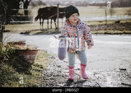 Bambina che cavalca con il suo cavallo da hobby Foto Stock