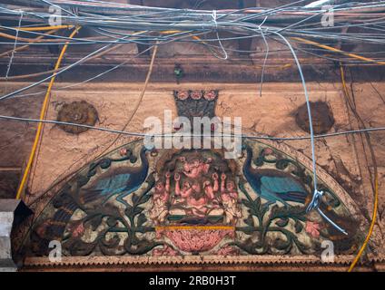 Decorazione delle porte con pavoni nella vecchia Delhi, Delhi, nuova Delhi, India Foto Stock