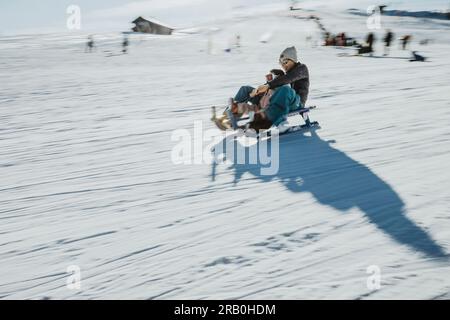 Madre e figlia in slitta Foto Stock