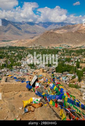 Bandiere di preghiera buddiste sopra la città, Ladakh, Leh, India Foto Stock