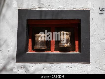 Ruote di preghiera nel monastero di Hemis, Ladakh, Hemis, India Foto Stock