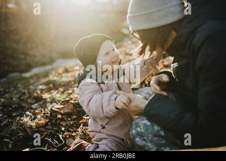 Madre e figlia in foresta Foto Stock