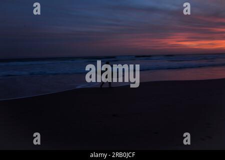 Surfista sulla spiaggia Foto Stock