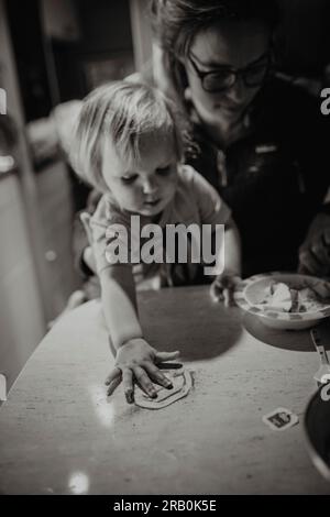 La famiglia fa colazione in camper Foto Stock