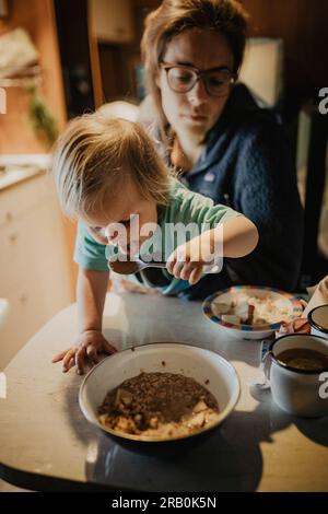 La famiglia fa colazione in camper Foto Stock