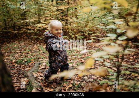 Bambina in foresta Foto Stock