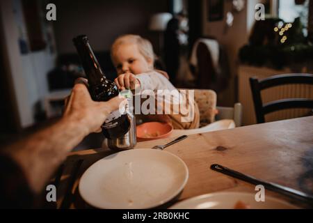 Padre e figlia brindano insieme Foto Stock
