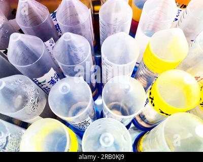 Provette per analisi o provette coniche in laboratorio, laboratorio scientifico Foto Stock