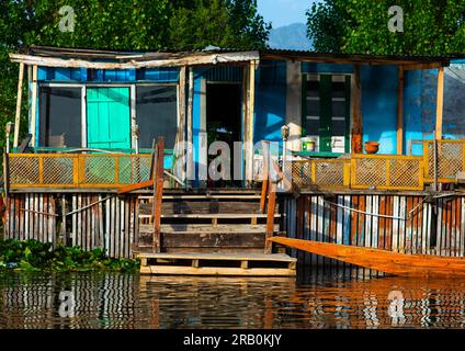 Vecchia casa galleggiante sul lago dal, Jammu e Kashmir, Srinagar, India Foto Stock