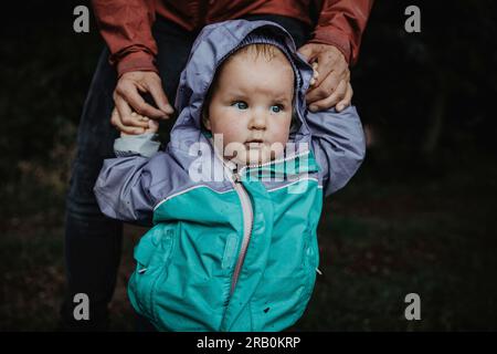 La madre aiuta la bambina a imparare a camminare Foto Stock