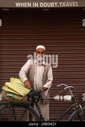 Ritratto di un uomo del kashmir con la sua bicicletta, Jammu e Kashmir, Srinagar, India Foto Stock