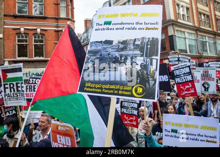 Londra, Regno Unito. 5 luglio 2023. Gli attivisti pro-palestinesi protestano fuori dall'ambasciata israeliana a seguito dell'assalto di due giorni di Israele al campo profughi di Jenin il 5 luglio 2023 a Londra, Regno Unito. Dodici palestinesi e un soldato israeliano sono stati uccisi, e decine di palestinesi feriti, durante l'enorme assalto israeliano al campo profughi nella città di Jenin in Cisgiordania. La manifestazione di emergenza è stata indetta dalla Palestine Solidarity Campaign (PSC) e dalle organizzazioni partner. Crediti: Mark Kerrison/Alamy Live News Foto Stock