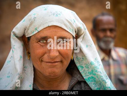 Ritratto di una donna del kashmir dagli occhi chiari, Jammu e Kashmir, Srinagar, India Foto Stock