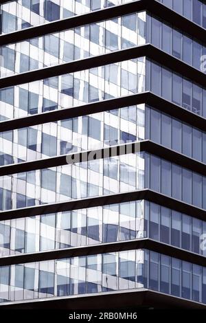 Facciata di un moderno edificio di uffici vuoto Foto Stock