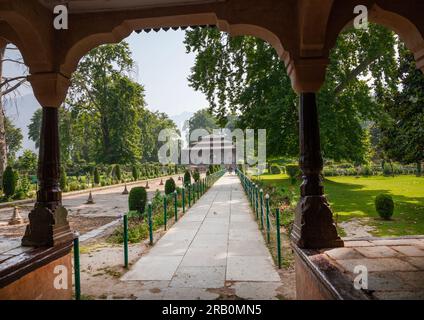 ￼Shalimar Bagh Mughal giardino padiglione in marmo, Jammu e Kashmir, Srinagar, India Foto Stock