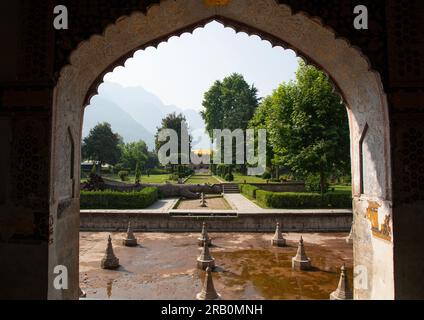 ￼Shalimar Bagh Mughal giardino padiglione in marmo, Jammu e Kashmir, Srinagar, India Foto Stock