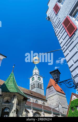 Città vecchia di Überlingen sul lago di Costanza, torre della chiesa di San Cattedrale di Nicholas con corona Foto Stock