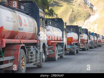 Il traffico di autocarri petroliferi in un passaggio attraverso la montagna, Jammu e Kashmir, Sonamarg, India Foto Stock