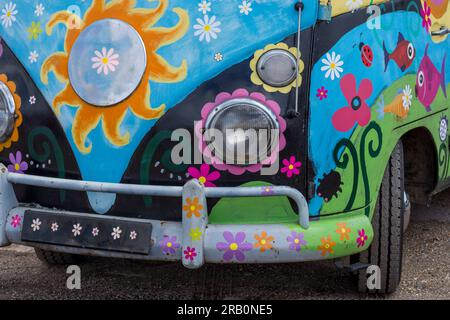 Il cofano di un camper degli anni '1960 decorato con motivi floreali Foto Stock